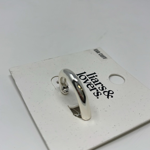 🎁 Liars & Lovers Silver Toned Ear Cuff - Picture 8 of 8
